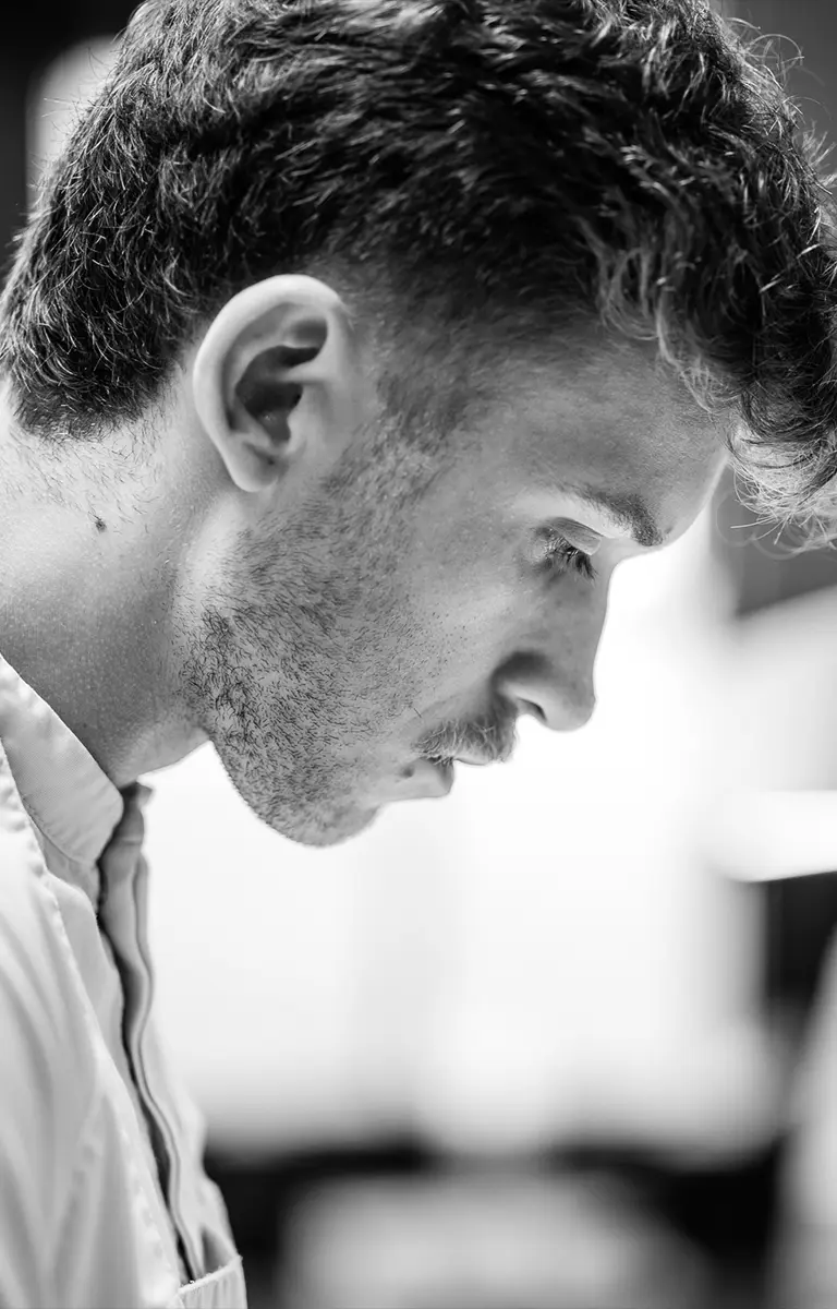 In zijn atelier bereidt Matthias alles tot in de puntjes voor.