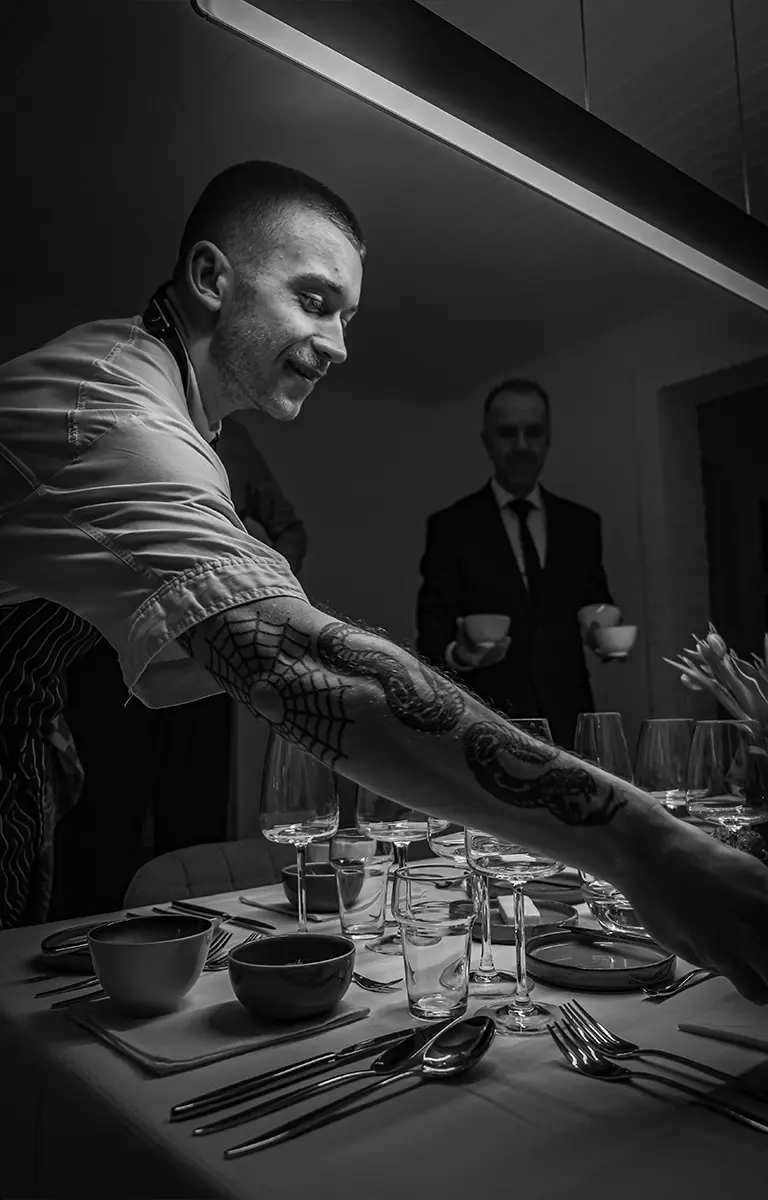 Op de dag van het diner brengt Matthias zijn keuken tot leven in jouw huis.